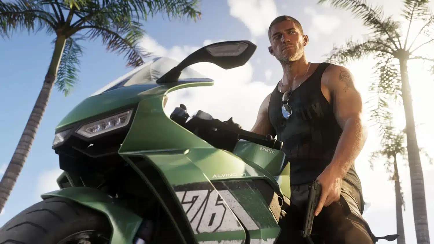 Personnage près d’une moto verte sous des palmiers dans Grand Theft Auto VI