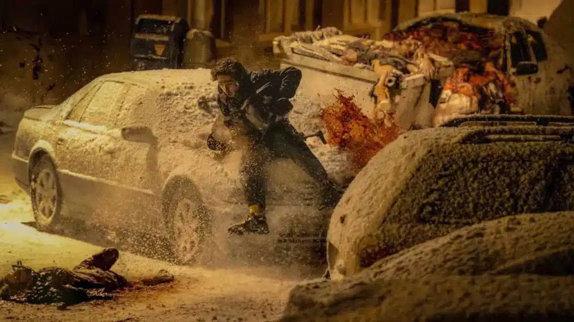 Bryan tente de survivre au milieu de voitures enneigées dans Resident Evil (2026)