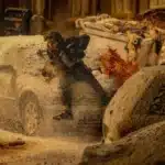 Bryan tente de survivre au milieu de voitures enneigées dans Resident Evil (2026)