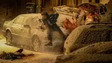 Bryan tente de survivre au milieu de voitures enneigées dans Resident Evil (2026)