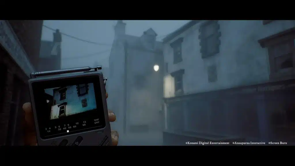 Un téléviseur CRT portable révèle une maison dans une rue brumeuse de Silent Hill: Townfall