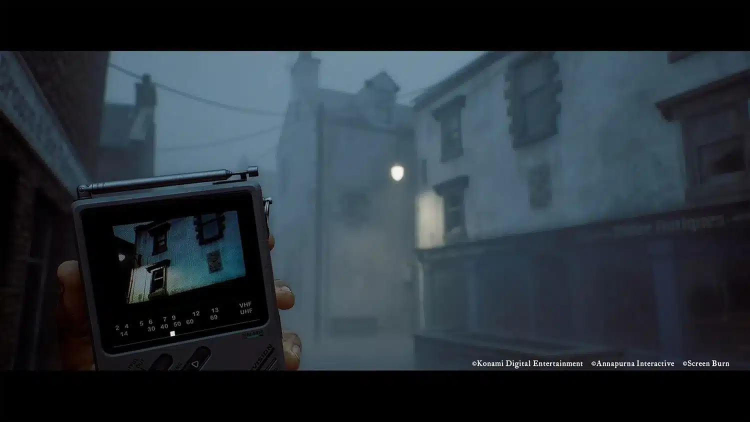 Un téléviseur CRT portable révèle une maison dans une rue brumeuse de Silent Hill: Townfall